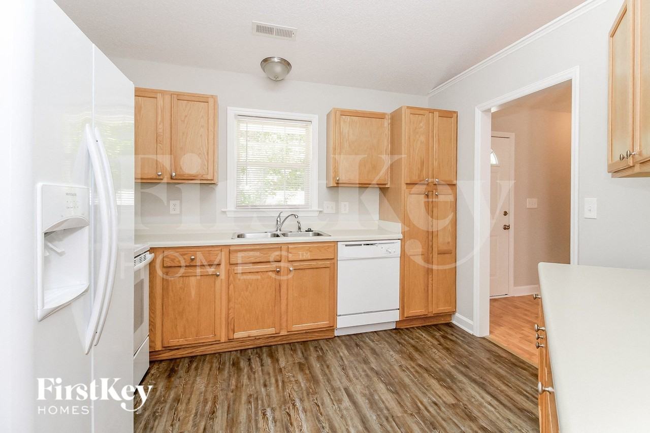 1800 Holly Crescent Ln - Photo 5 of 15
