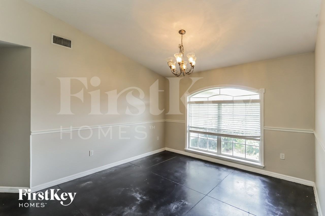 1411 Banbury Loop N - Photo 3 of 16