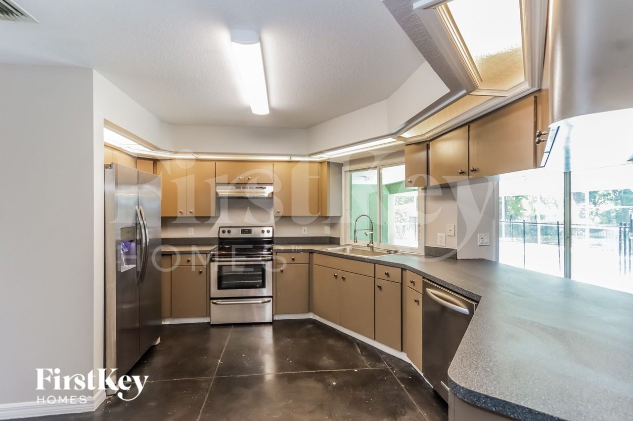 1411 Banbury Loop N - Photo 4 of 16