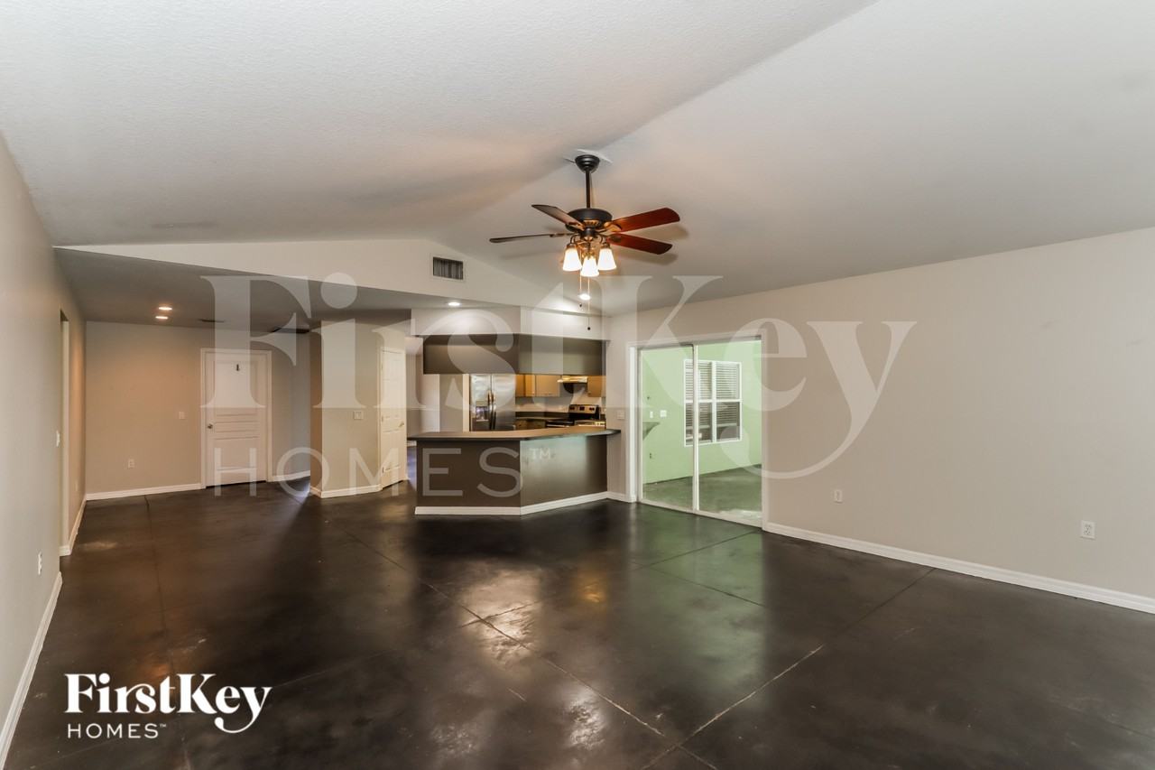 1411 Banbury Loop N - Photo 5 of 16