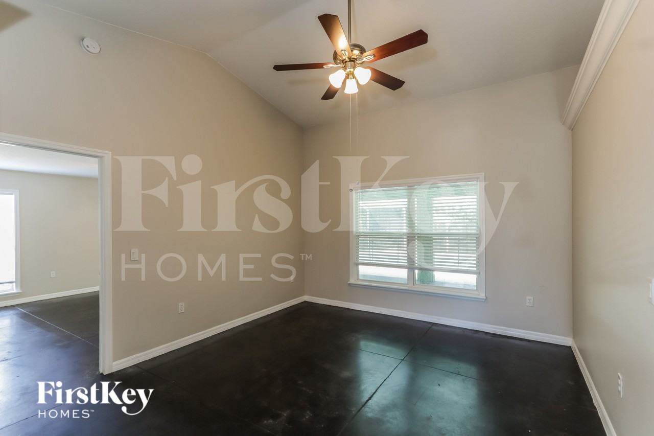 1411 Banbury Loop N - Photo 6 of 16