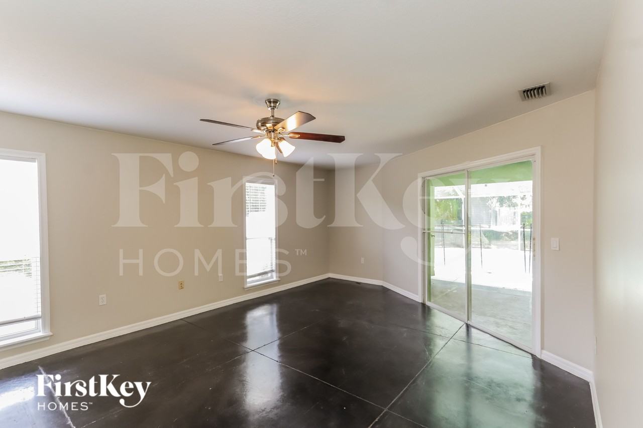 1411 Banbury Loop N - Photo 7 of 16