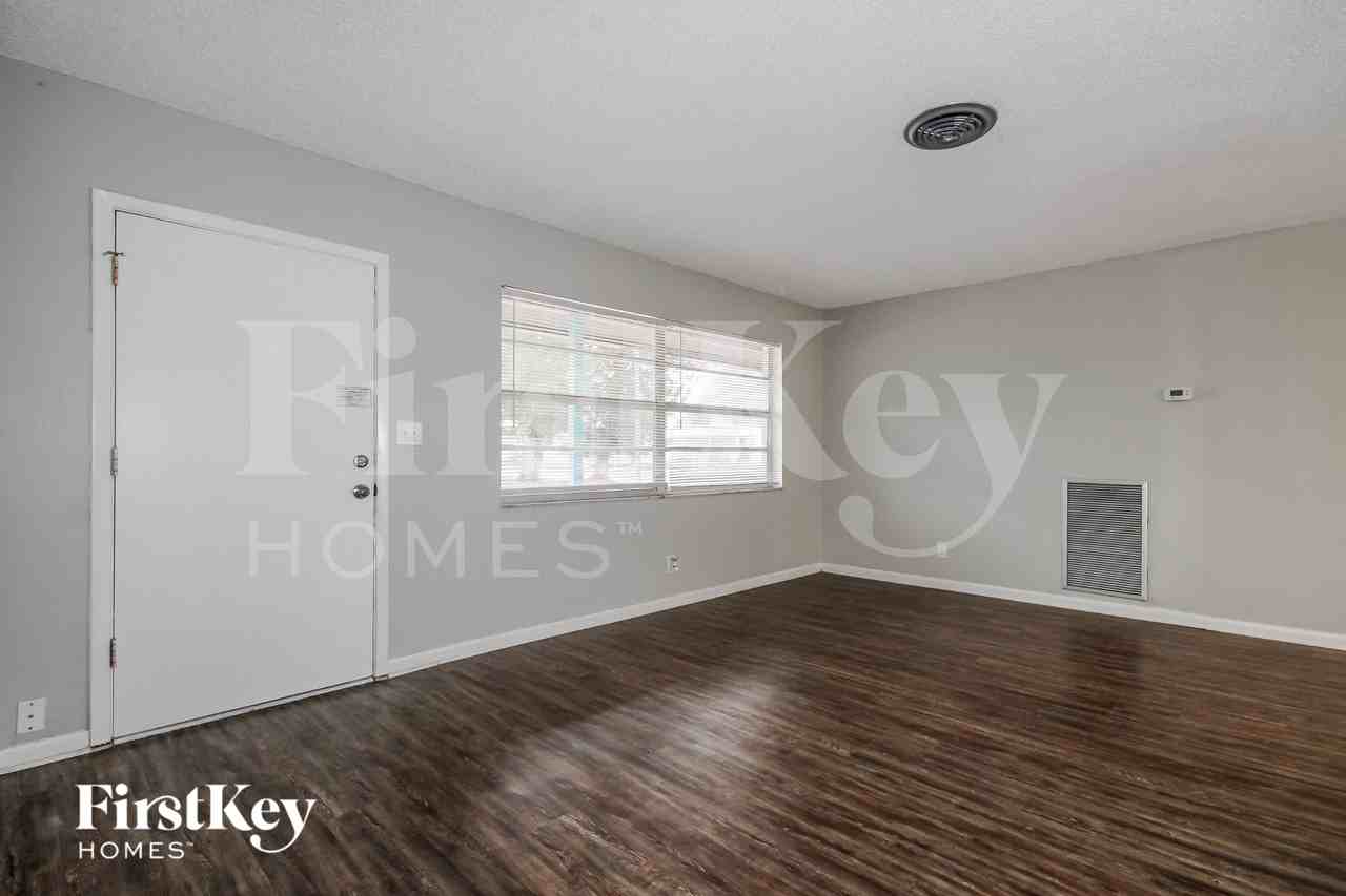 130 Davison Ave N - Photo 2 of 16