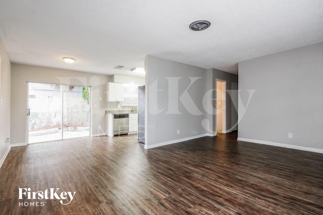 130 Davison Ave N - Photo 4 of 16