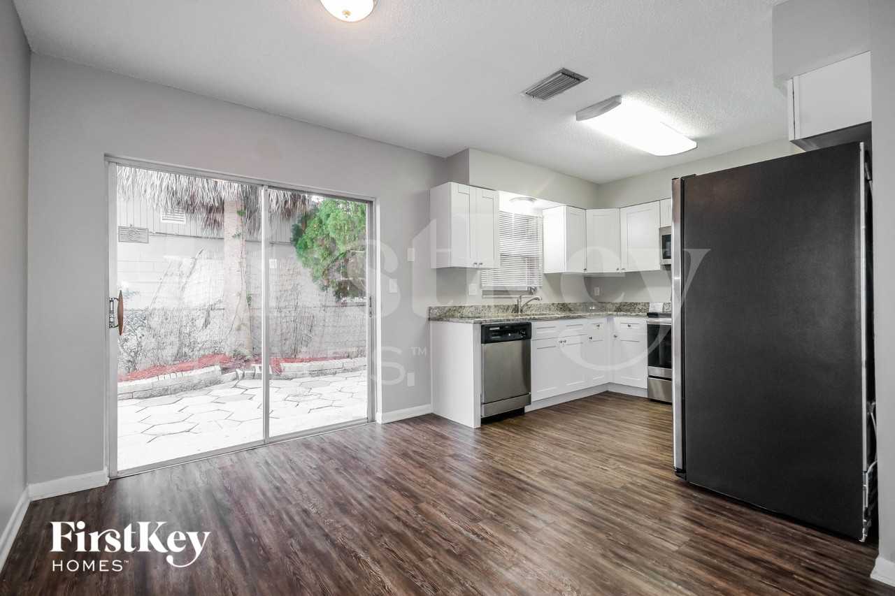130 Davison Ave N - Photo 5 of 16