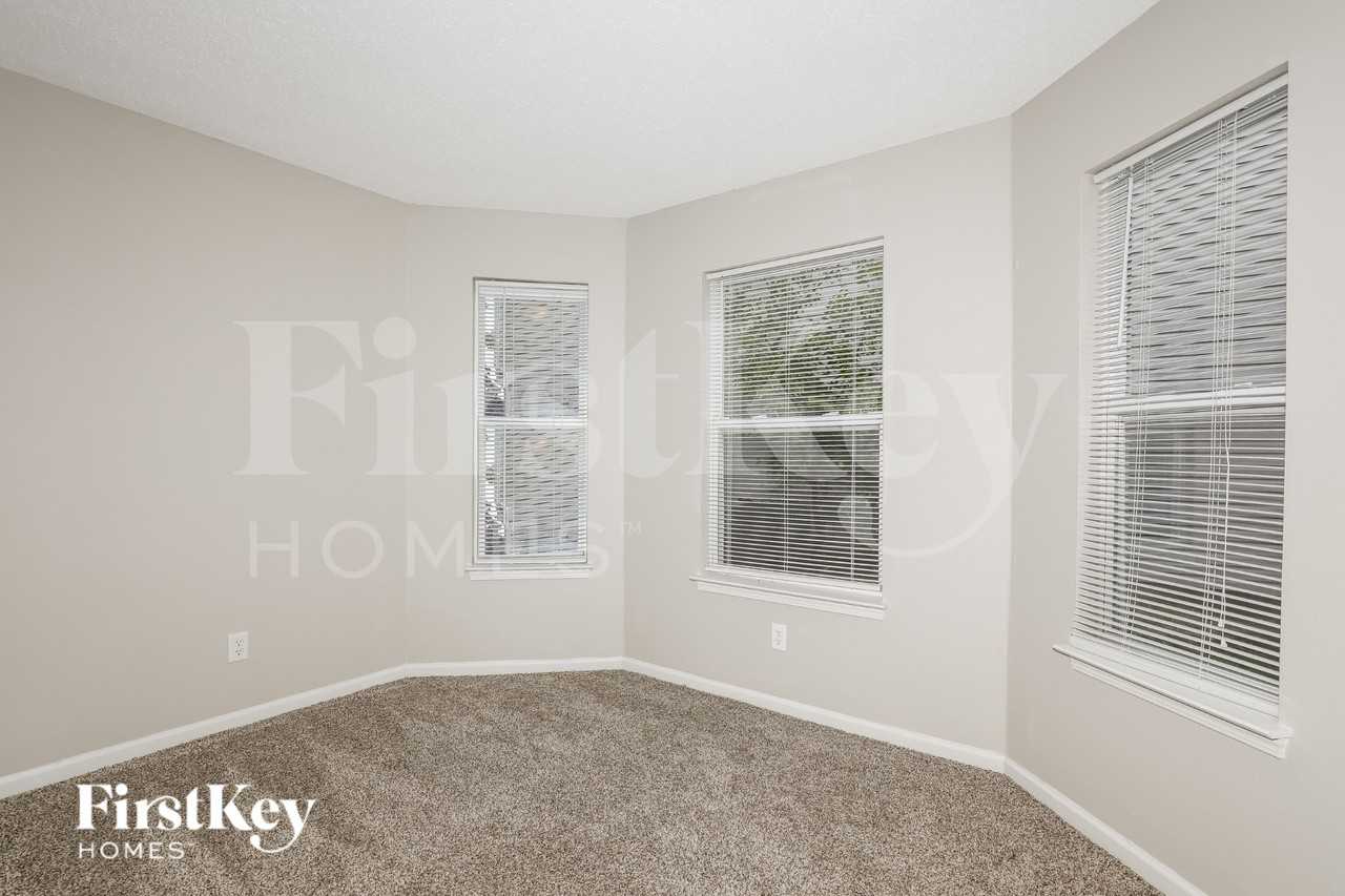 1180 Crescent Dr - Photo 4 of 16