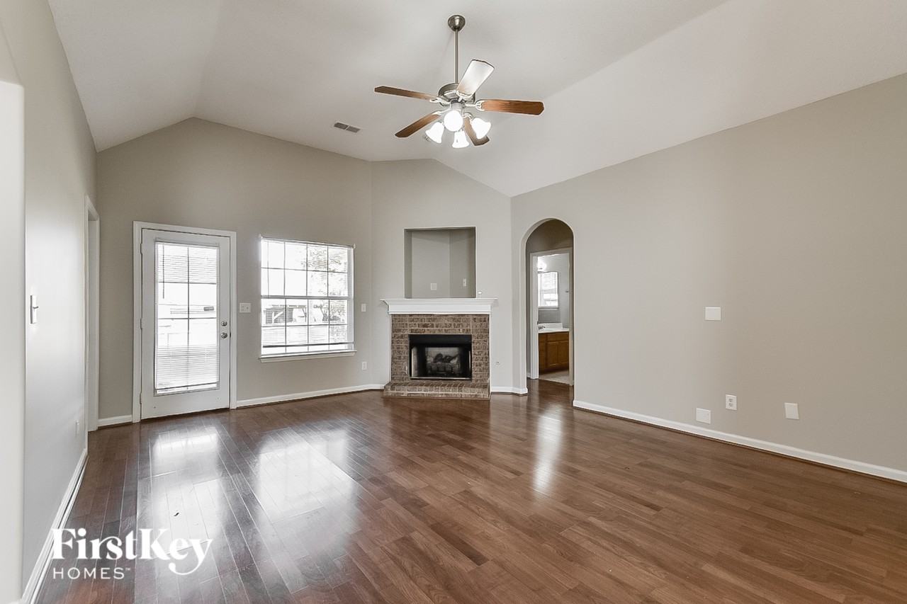 10178 Rathmore Dr - Photo 3 of 15