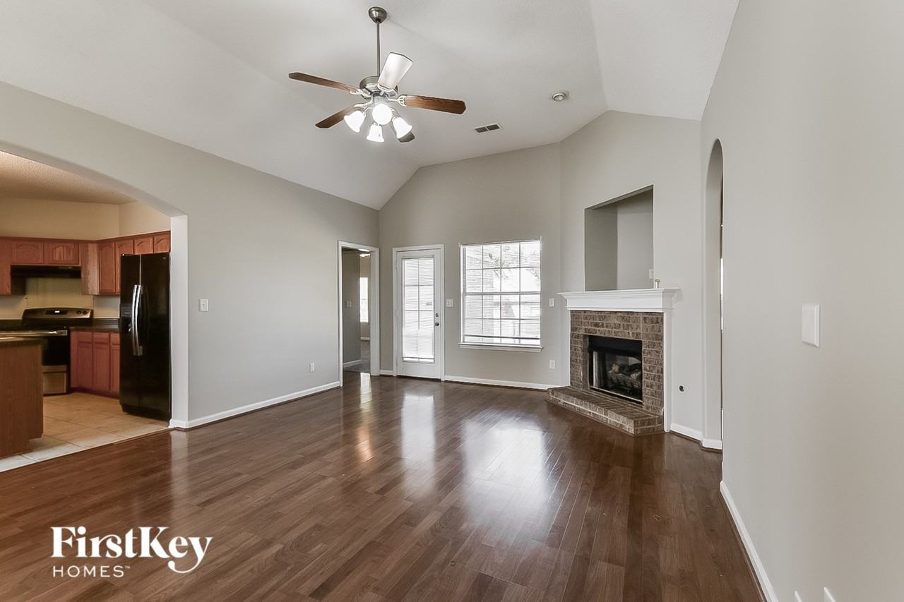10178 Rathmore Dr - Photo 4 of 15