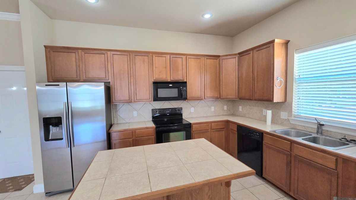 16545 Antioch Ct - Photo 4 of 26