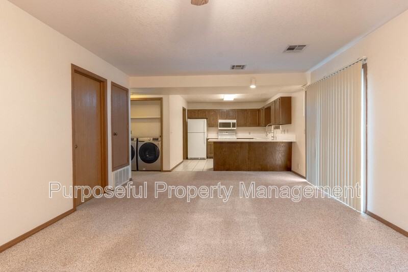 216 N Fretz Ave - Photo 4 of 27