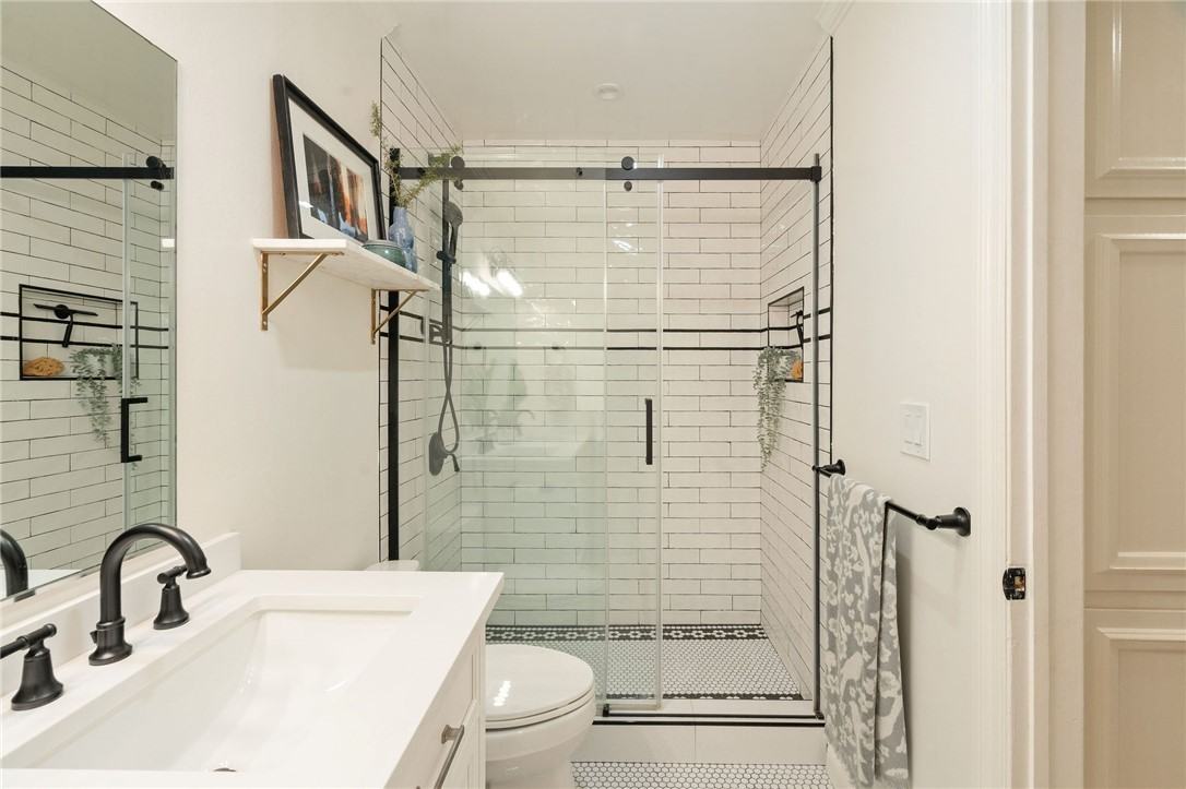 625 N Flores St - Photo 5 of 10