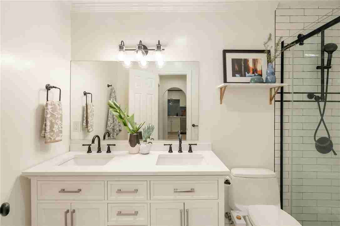625 N Flores St - Photo 6 of 10