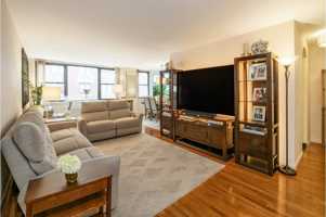 featured image of 420 E 51st St