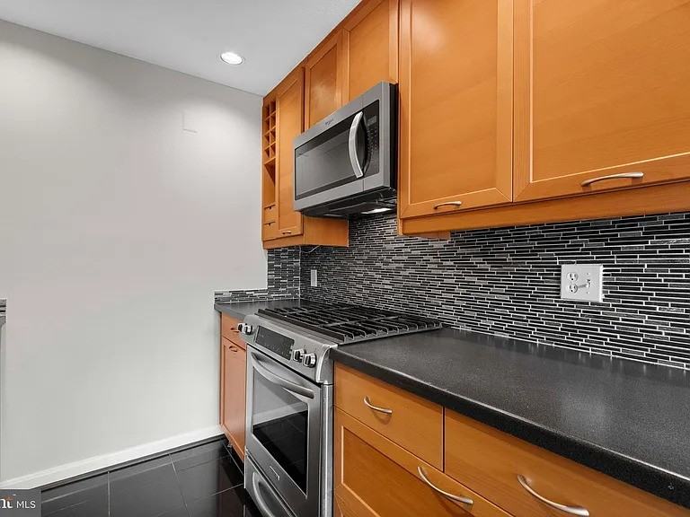 1525 S George Mason Dr #20 - Photo 6 of 11