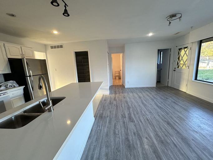 4801 Cedar Cres - Photo 2 of 13
