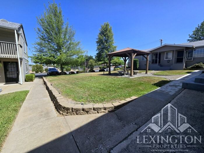 902 Lawton Ave #8 - Photo 4 of 19