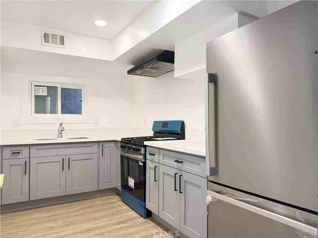 660 W 7th St - Photo 2 of 5