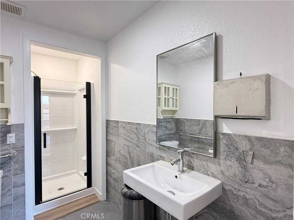 660 W 7th St - Photo 3 of 5