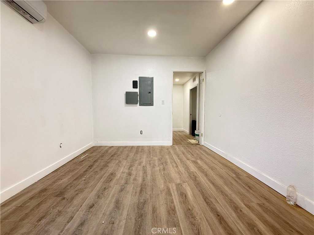 660 W 7th St - Photo 4 of 5