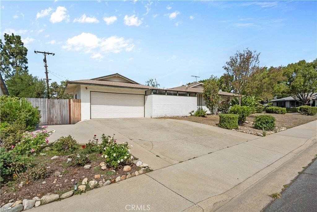 702 Scripps Dr - Photo 4 of 27