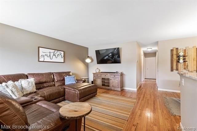 3818 Edgeland Ave - Photo 5 of 26