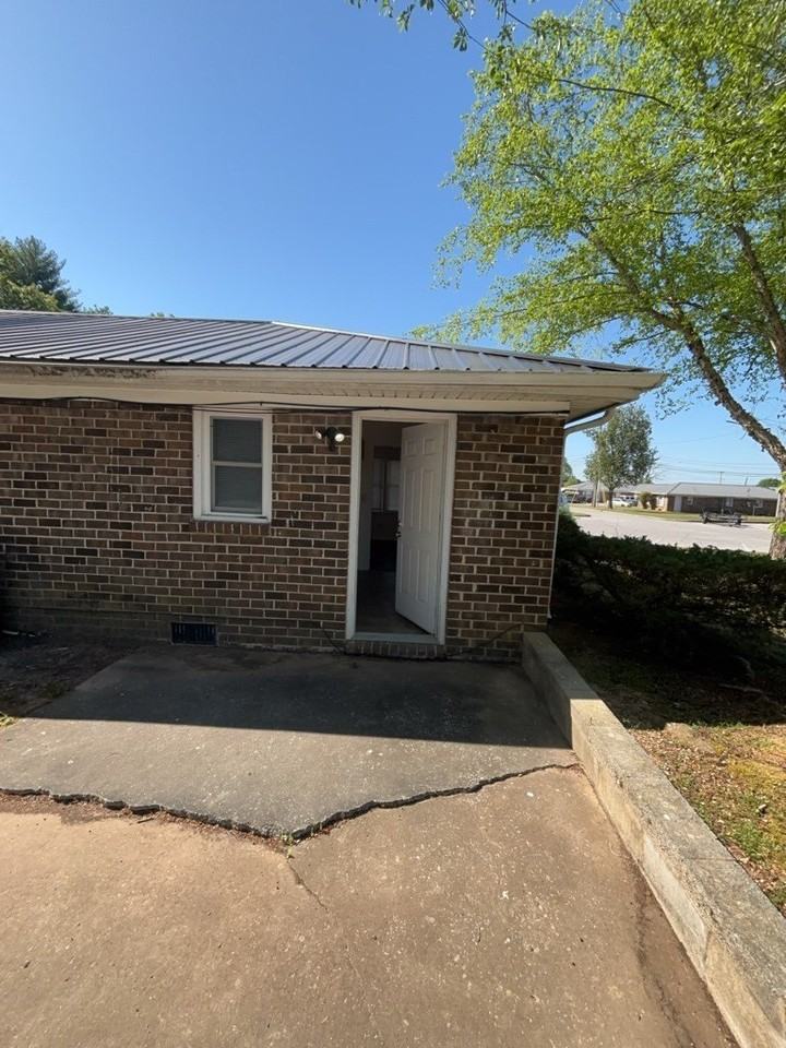 702 Couch St - Photo 2 of 12