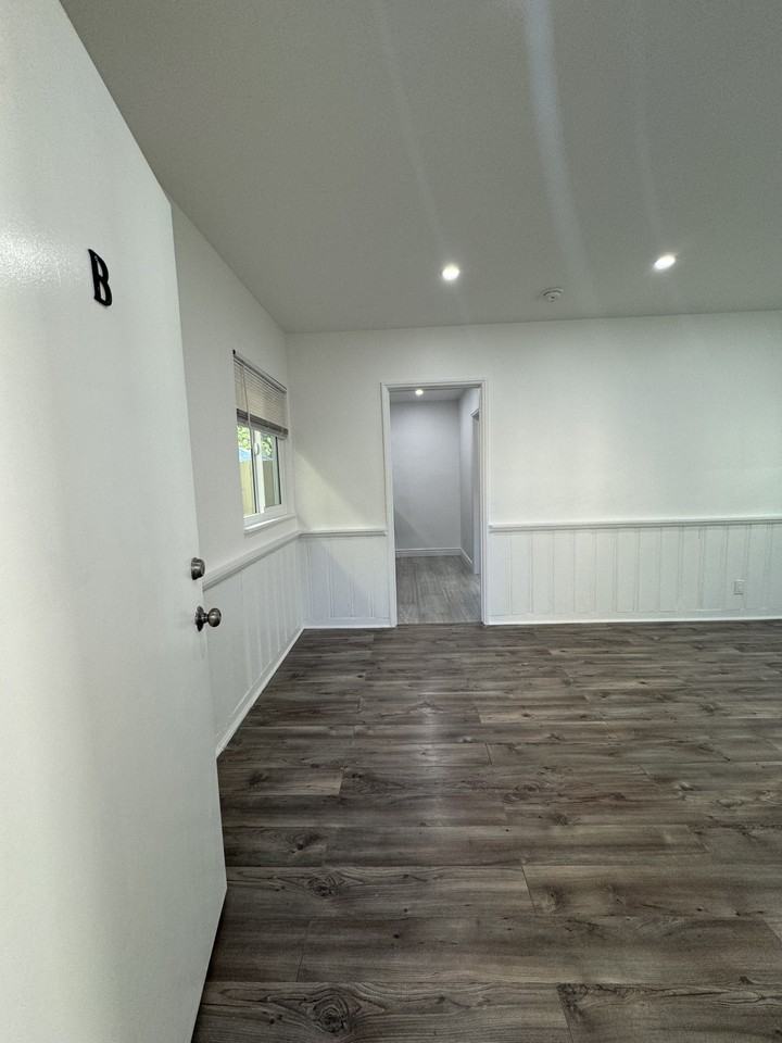 307 N Hollywood Way #B - Photo 3 of 10