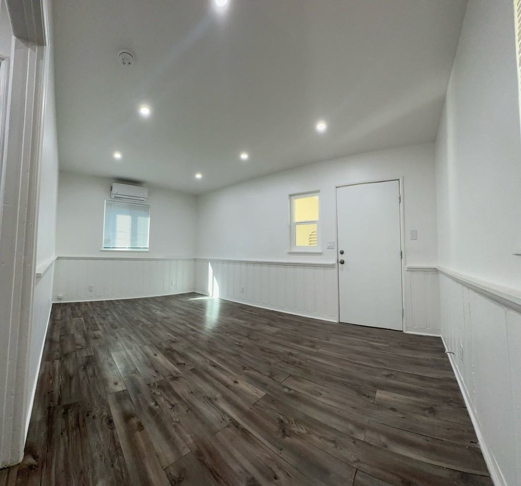 307 N Hollywood Way #B - Photo 5 of 10