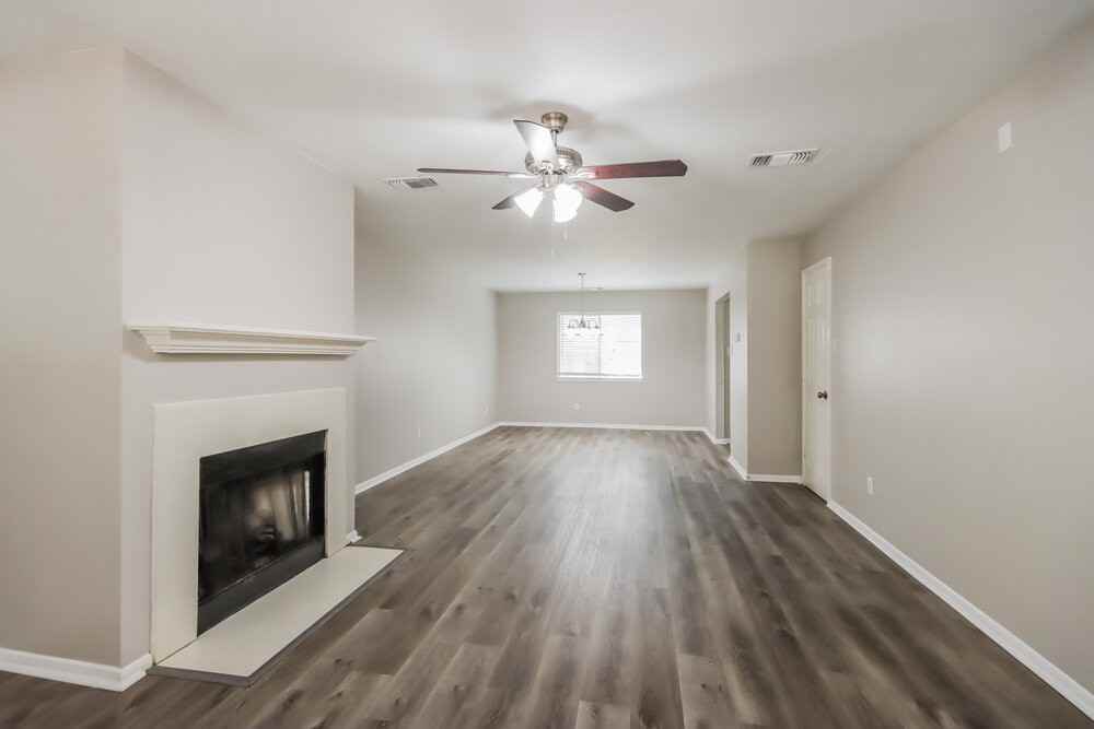 18450 Hollow Oaks Cir - Photo 4 of 17