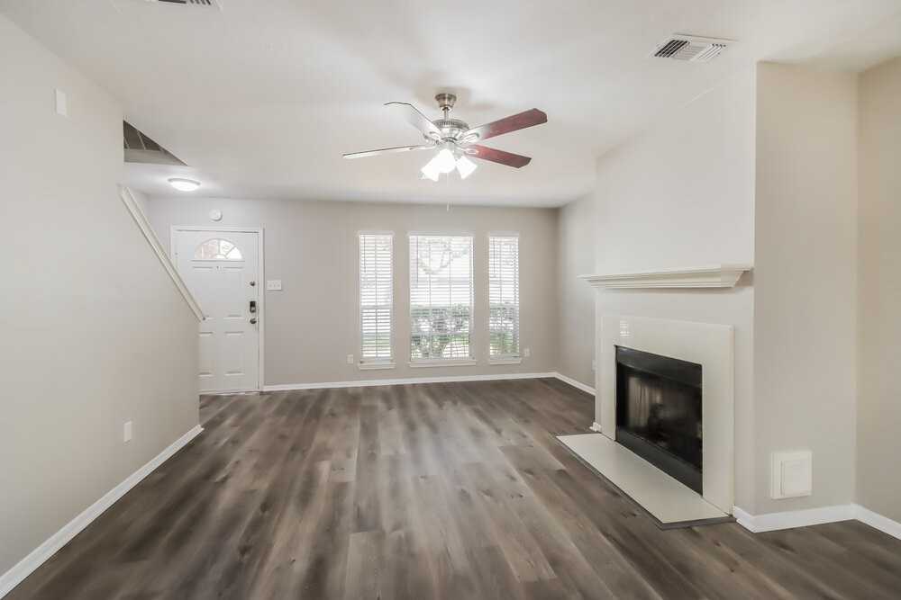 18450 Hollow Oaks Cir - Photo 5 of 17