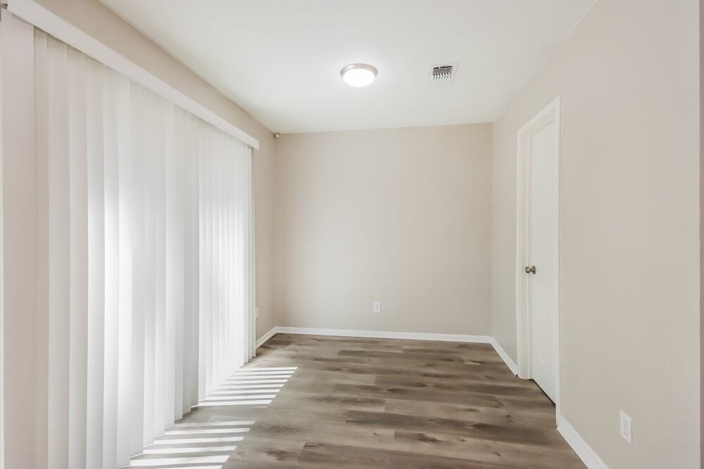 18450 Hollow Oaks Cir - Photo 7 of 17