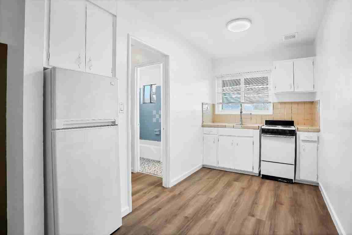 132 W 18th St - Photo 3 of 20