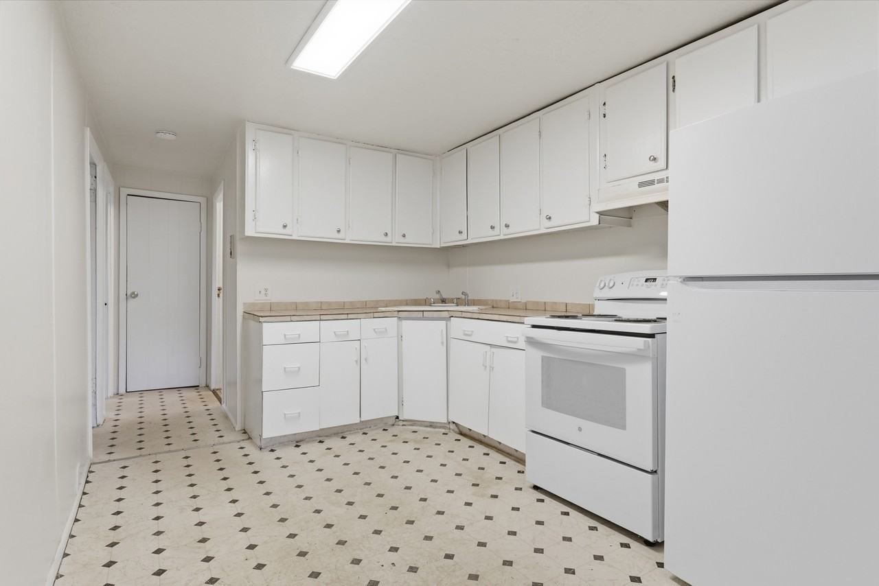 831 W Lennox St - Photo 2 of 14