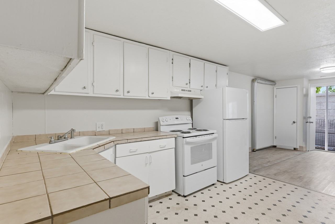 831 W Lennox St - Photo 3 of 14