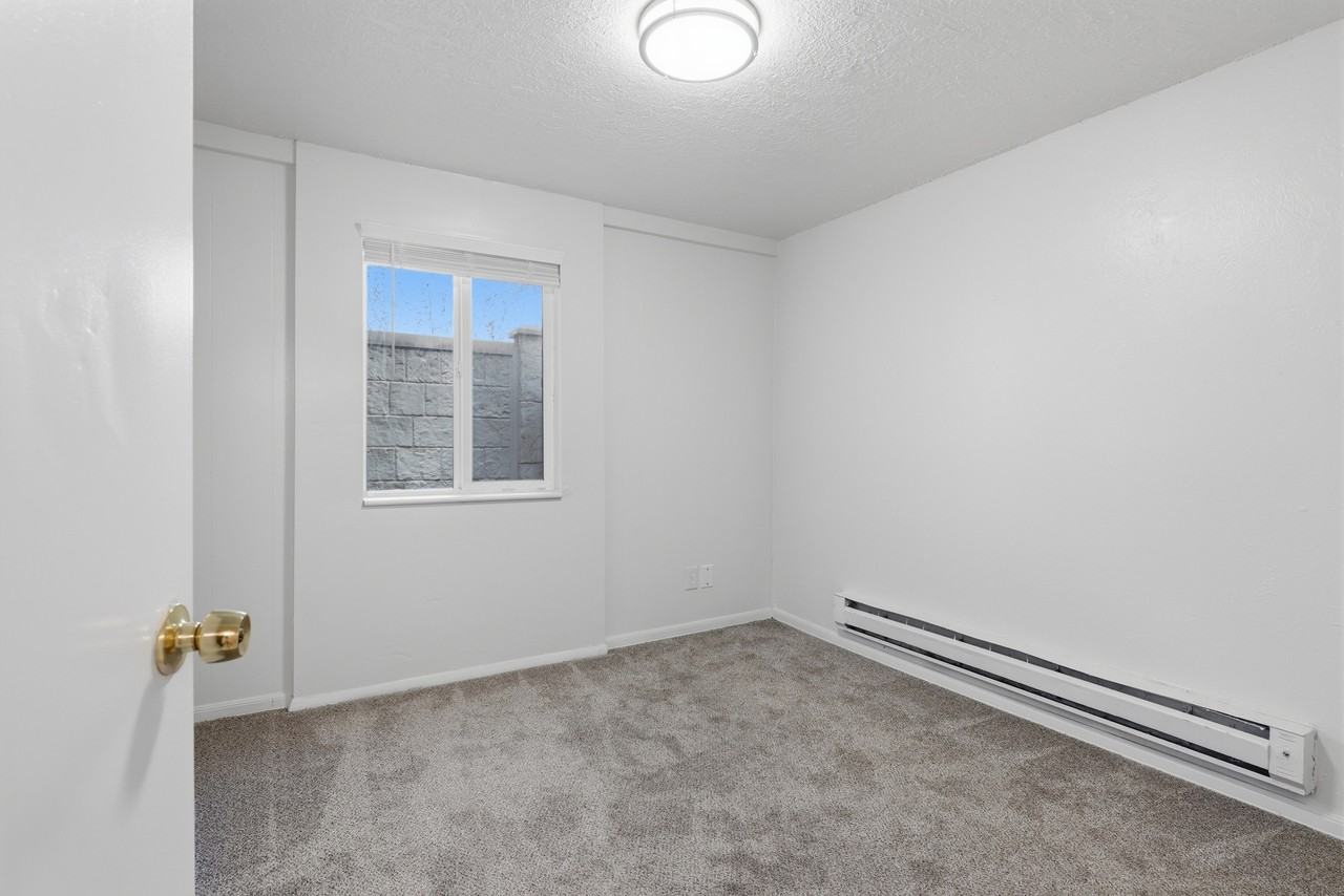 831 W Lennox St - Photo 6 of 14