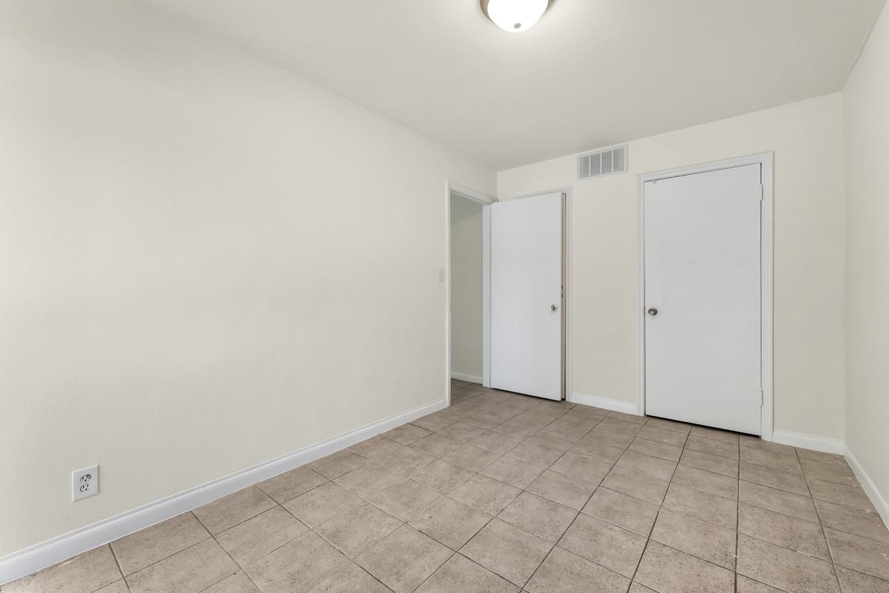 3365 S 900 East - Photo 4 of 26