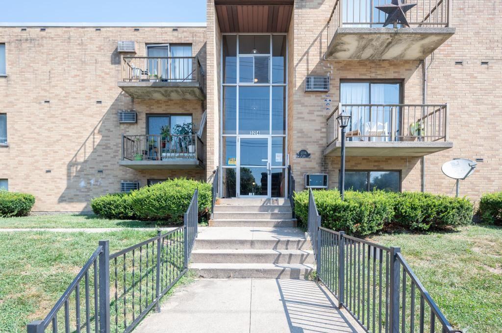 3206 Mozart Ave - Photo 2 of 18