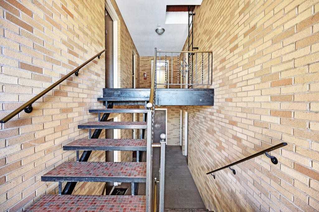 3206 Mozart Ave - Photo 3 of 18