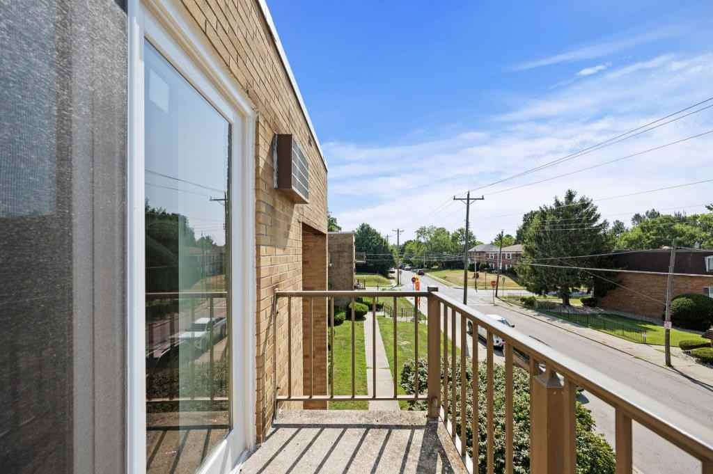 3206 Mozart Ave - Photo 6 of 18