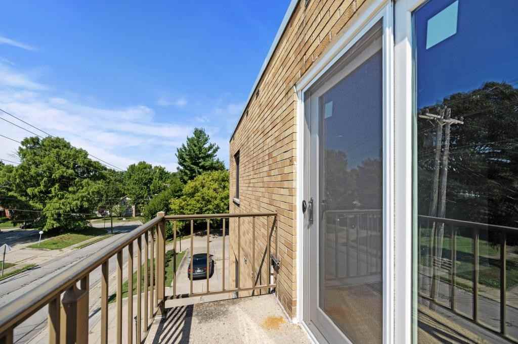 3206 Mozart Ave - Photo 7 of 18