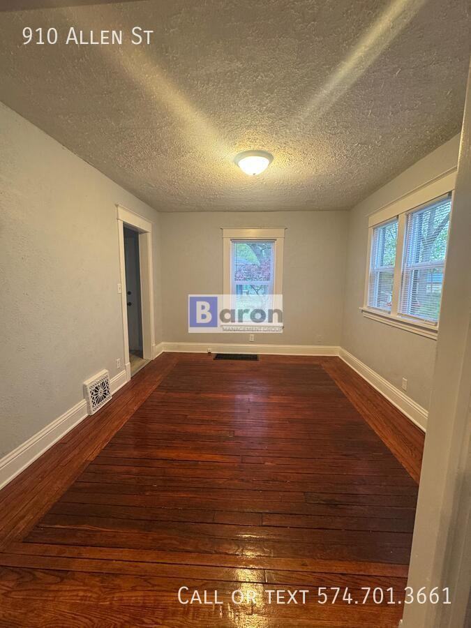 910 Allen St - Photo 2 of 10
