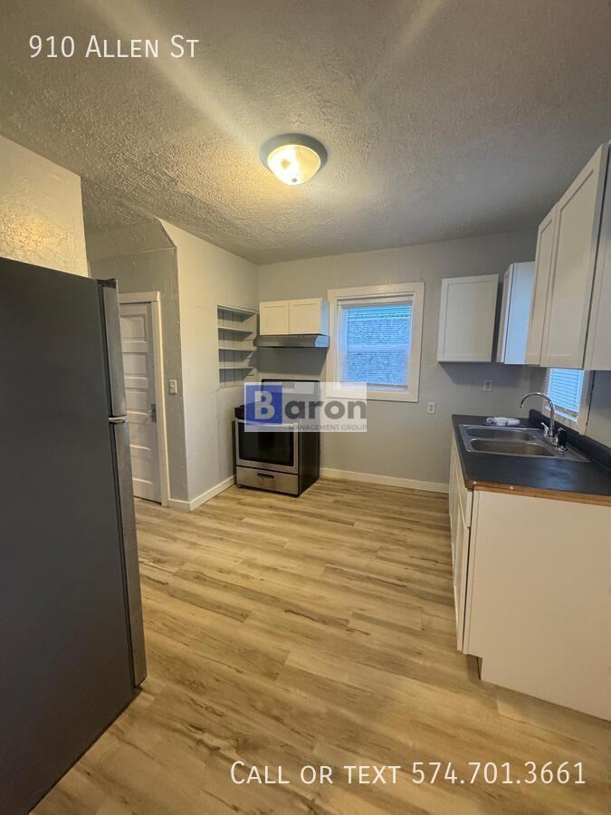 910 Allen St - Photo 3 of 10