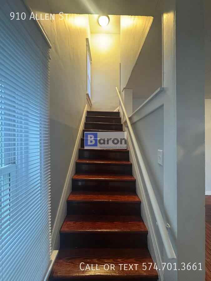 910 Allen St - Photo 4 of 10