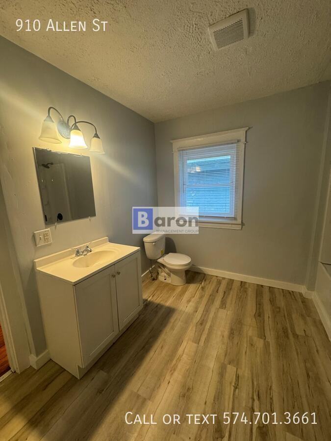 910 Allen St - Photo 5 of 10