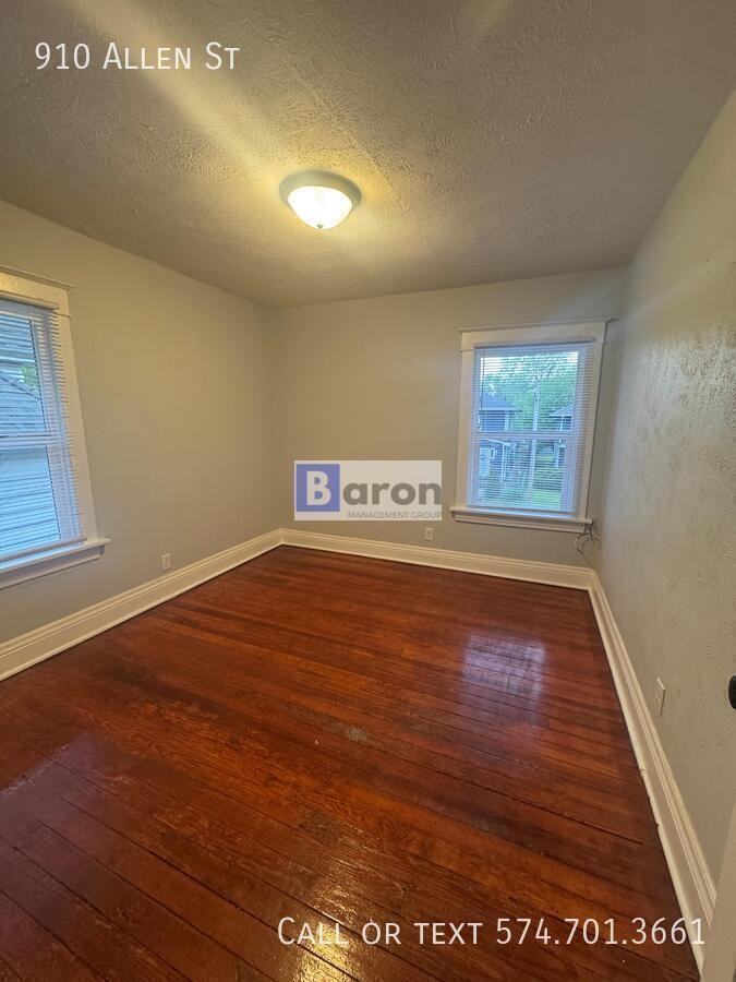 910 Allen St - Photo 6 of 10