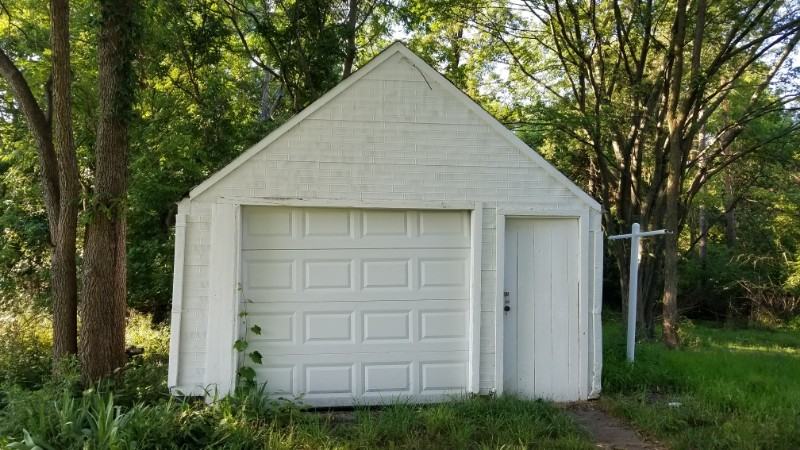 2444 E Lake Lansing Rd - Photo 5 of 26