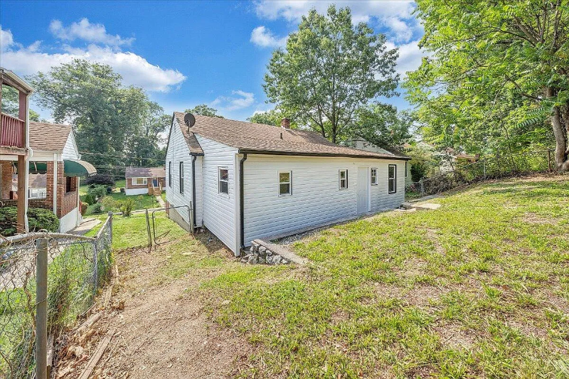 2109 Colgate St Ne - Photo 3 of 19
