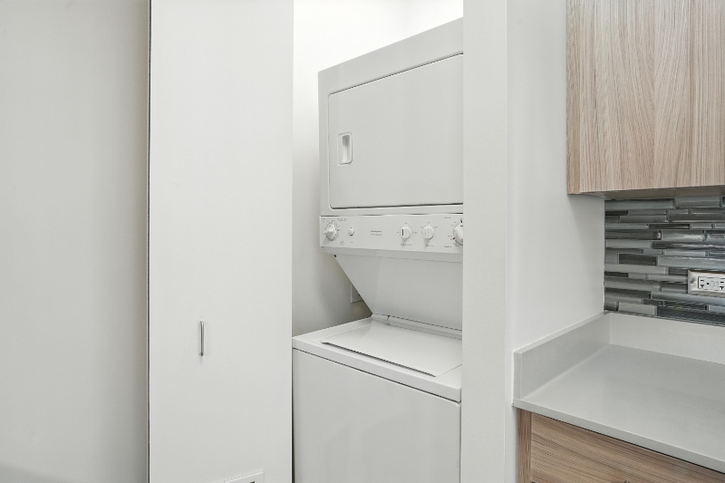 541 N Kingsbury St - Photo 5 of 9
