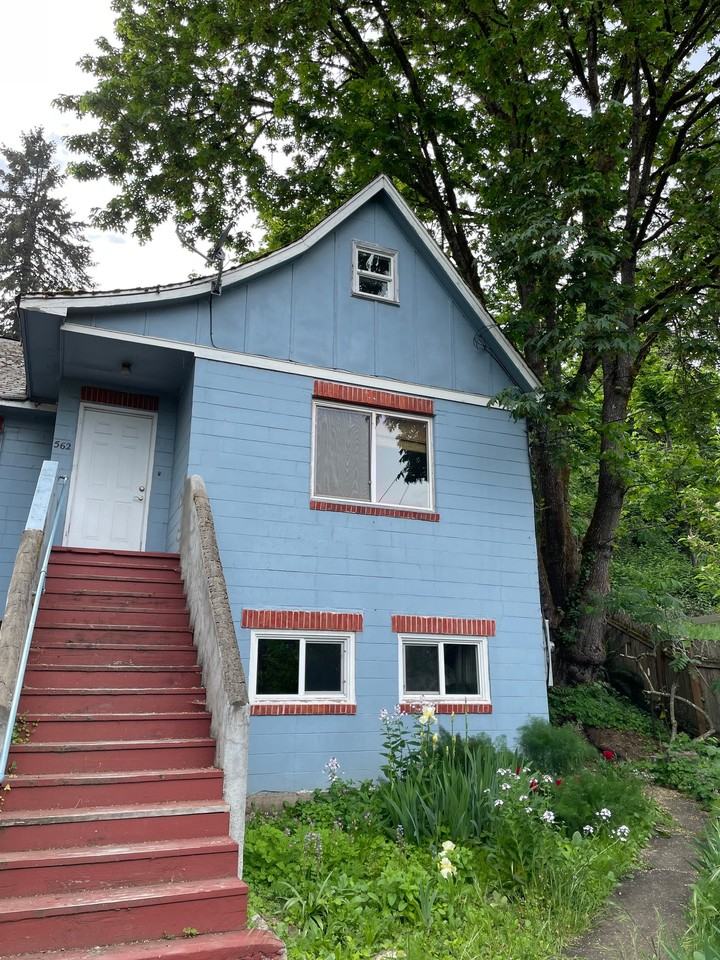 562 Kelly Blvd