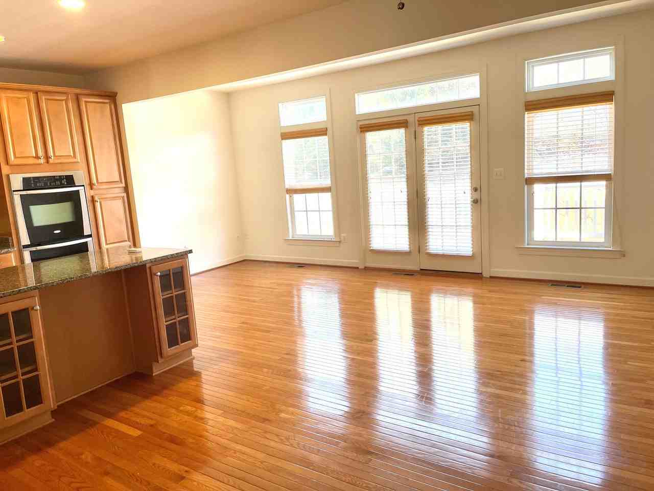 1560 Rutland Way - Photo 3 of 38